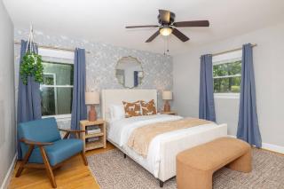 Cozy 5BD | Sleeps 10 | Karaoke, BBQ & Large Yard - Charlotte - 1