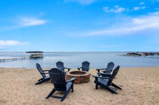 Beachfront Hotel Houghton Lake - 5