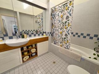 Fab 4brm home with pool a 18 min walk to beach - Gold Coast - 9