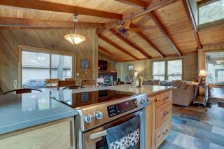 Sunriver Escape Sleeps 8 Pet Friendly SHARC Hot Tub - Bend - 8