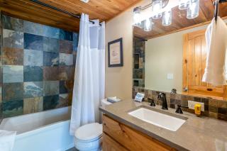 Sunriver Escape Sleeps 8 Pet Friendly SHARC Hot Tub - 1