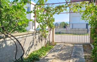 Gorgeous Apartment In Zukve - Grbe - 5