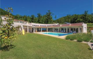 Four-Bedroom Holiday Home In Veprinac - 9