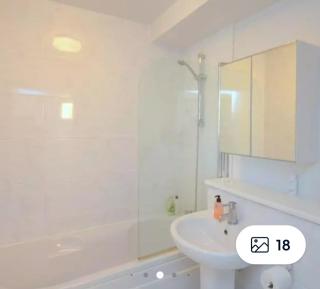 PENTHOUSE APARTMENT - FREE GARAGED Parking - BALCONY - GYM - 2