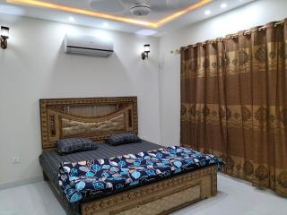 Beautiful villa in bahria town karachi - Karachi - 3