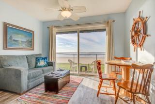Ground Floor Beachfront Studio - Sleeps 3 Pool and Sauna - 9