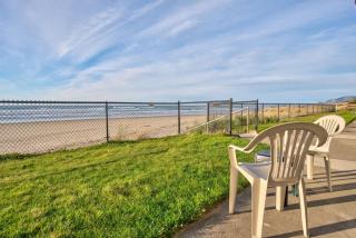 Ground Floor Beachfront Studio - Sleeps 3 Pool and Sauna - 8
