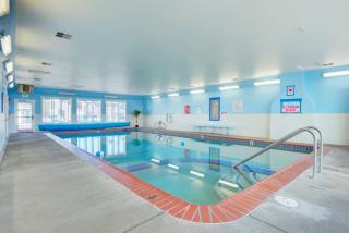 Beachy Second Floor Beachfront Suite With Full Kitchen - Sleeps 4 - Pool and Sauna - 4