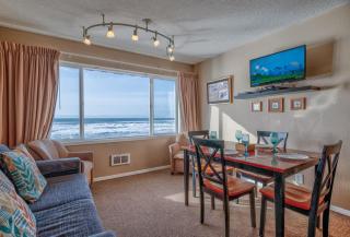 Top Floor Condo With Amazing Views Pool and Sauna - Lincoln City - 0