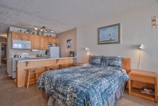 Top Floor Condo With Amazing Views Pool and Sauna - 1
