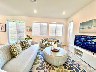 Sunny & Stylish Near LA 4BR Home w Desks & Lounge - Pomona - 0