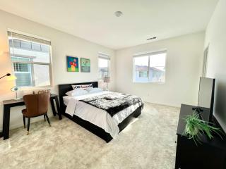 Sunny & Stylish Near LA 4BR Home w Desks & Lounge - Pomona - 8