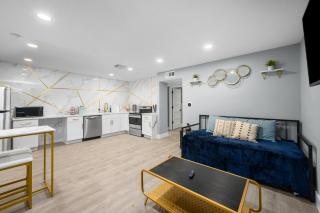 Hip & Quirky Montrose Flat with Pool Access & Parking - 7