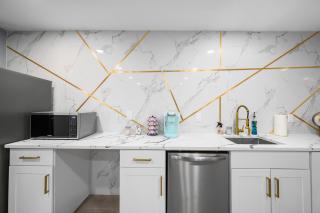 Hip & Quirky Montrose Flat with Pool Access & Parking - 1