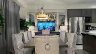 9 Queen Beds, 18 Guests-Kleinburg Luxe Crown Town Residence - 0