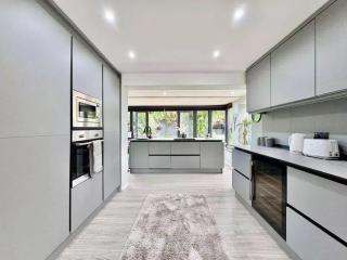 3 bedroom luxury house - Quiet & Central with free parking - 0