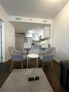 Modern unit with Pool and Gym included - 2