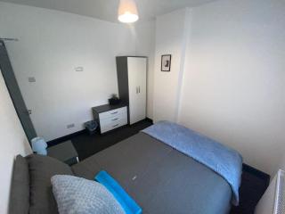 Rossy Guest House - Stoke on Trent - 4