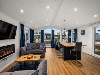 Paddock Lodges Deluxe 2 Bed Chalet - 6