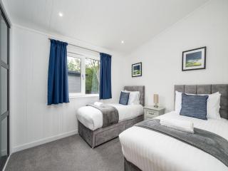 Paddock Lodges Deluxe 2 Bed Chalet - 3