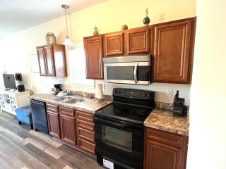 Spectacular 2-BR Cottage, 2 Blocks To Beach, Free Parking and Pool - Myrtle Beach - 4