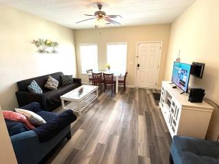 Spectacular 2-BR Cottage, 2 Blocks To Beach, Free Parking and Pool - Myrtle Beach - 7