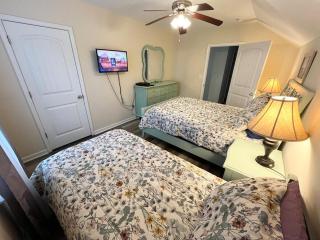 Spectacular 2-BR Cottage, 2 Blocks To Beach, Free Parking and Pool - Myrtle Beach - 1