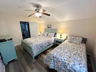 Spectacular 2-BR Cottage, 2 Blocks To Beach, Free Parking and Pool - Myrtle Beach - 2