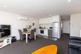 Sunny 2BR City Pad Free Parking Walk to CBD - 5