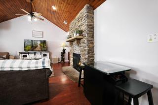 Sweet Pea Cottage Updated furnishings arcade game HOA Community Outdoor Pool - Pigeon Forge - 6