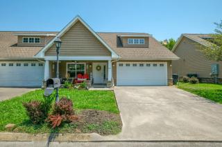 Sweet Pea Cottage Updated furnishings arcade game HOA Community Outdoor Pool - Pigeon Forge - 7