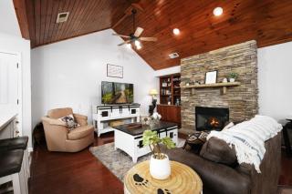 Sweet Pea Cottage Updated furnishings arcade game HOA Community Outdoor Pool - Pigeon Forge - 2