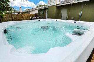 Near Sea World Hot Tub Swing Set Bbq Yard Games - San Antonio - 0