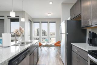 Stylish 1BR Apartment with View - 7