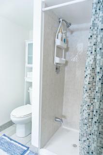 Bright & Spacious 2BR & Parking Near TTC & Shops - Toronto - 2