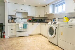 Bright & Spacious 2BR & Parking Near TTC & Shops - Toronto - 6