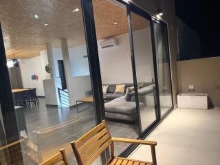 XL Sky Villa Seaview & Hot Tub BBQ - 1