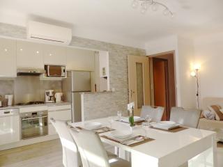 Apt 3BR – WiFi, sea view, parking, 3min to beach - 9