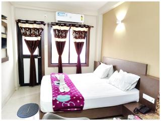Hotel The UK Premium Palace Near Marine Drive Road & Sea Beach - Free Wi-Fi- Parking & Lift Facilities - All Room Spacious and Fully Air Conditioned Rooms With Attached Balcony - Best Hotel IN Puri - Puri - 1