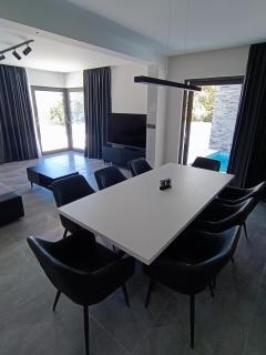Holiday House "M" Omiš - Newly renovated house with swimming pool, 3 rooms, gym, large terrace with amazing view on town and 6 parkplaces - Omiš - 4