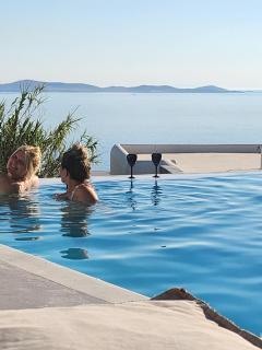ELLI TROPiCAL LUXURY SUITES SUNSET-INFINITY POOL- SEA SIDE-NEAR CENTER PARKING - 8