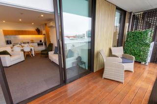 Stylish City Stay - Parking & Balcony - 3