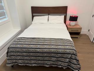 Calm & Cozy Suite - Surrey - 6
