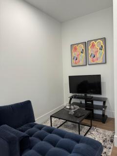 Calm & Cozy Suite - Surrey - 5