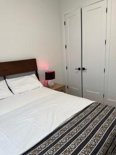 Calm & Cozy Suite - Surrey - 1