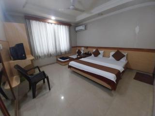 Hotel Om Park- Walkable Distance to Sai Baba Temple - 4