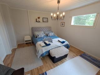 Beautiful 4 Bedroom cottage with wood sauna - - 7