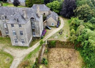 A l'ombre du château, Dépendance de caractère - - 8