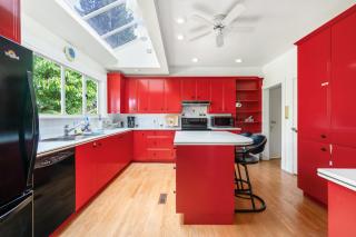 A Picturesque room surrounded by flowers with share spaces - Vancouver - 7