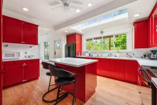 A Picturesque room surrounded by flowers with share spaces - Vancouver - 5